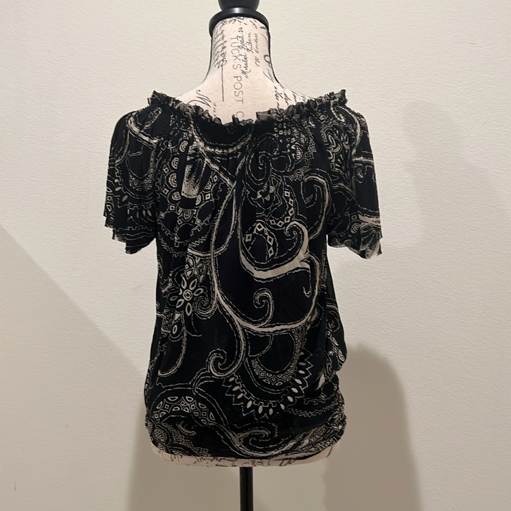 NWOT Express Abstract black/ivory blouse SIZE Medium - Picture 4 of 7